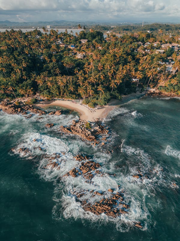 free-photo-of-aerial-view-of-mirissa-beach-in-sri-lanka
