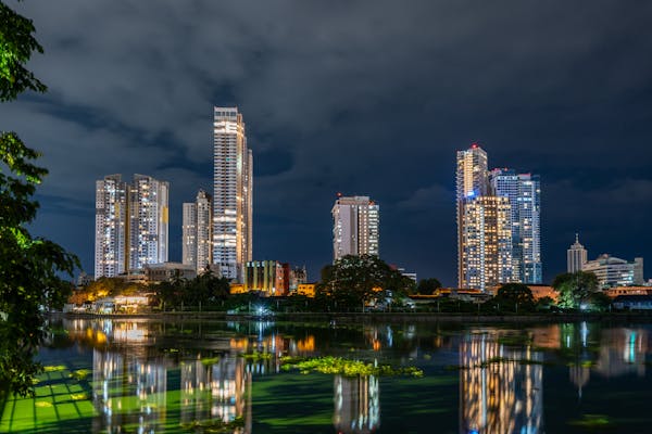 free-photo-of-beira-lake-in-colombo-in-sri-lanka-at-night